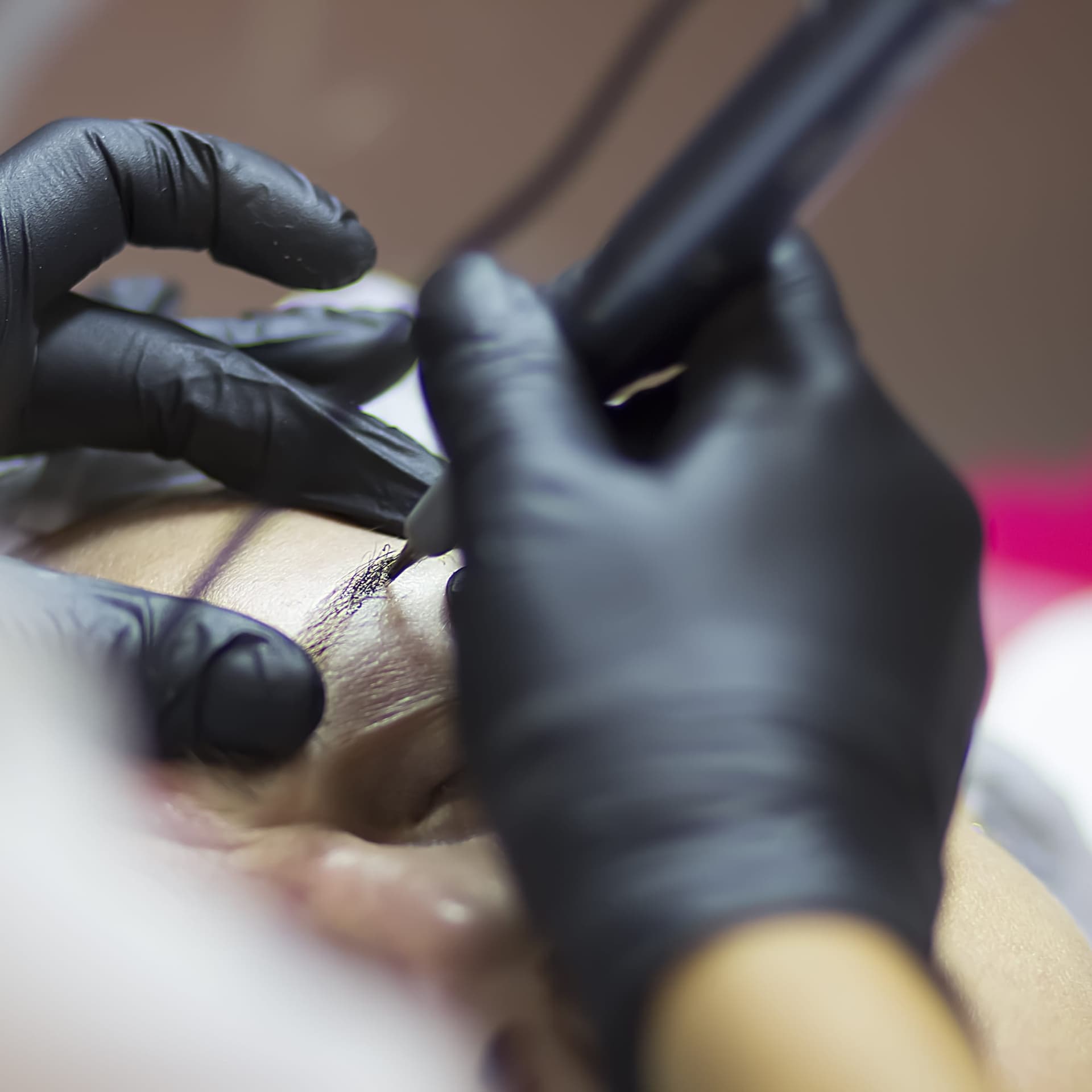 Precise application of permanent brow makeup